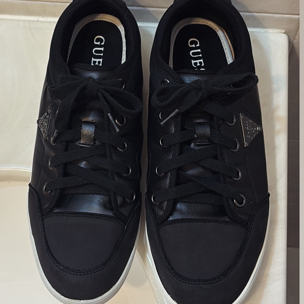 GUESS Men's Gmjenson Black faux-leather low-top Sneakers. Size 10.5